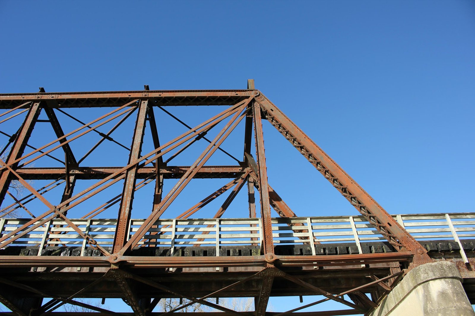 End panels of truss